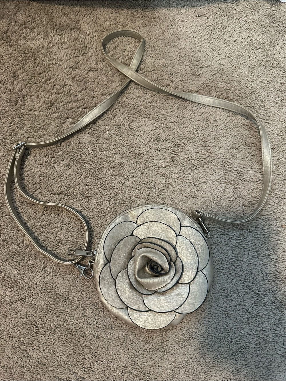 Metallic Silver Flower Crossbody Bag - Picture 2 of 5